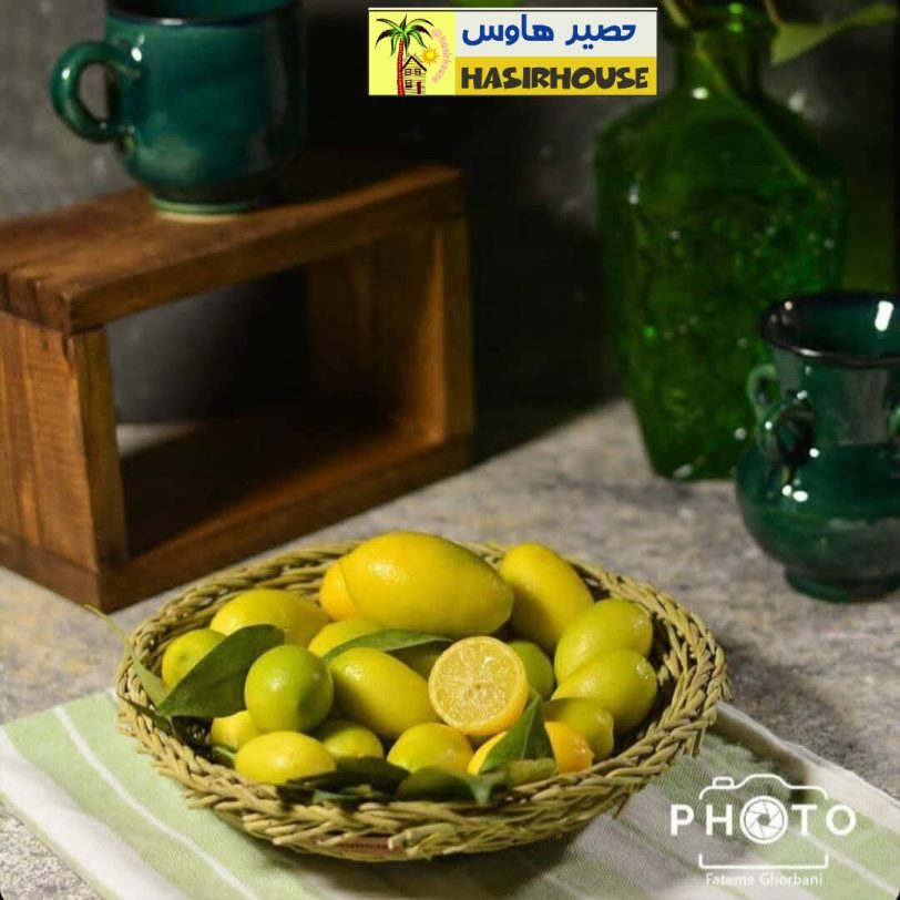 سبد حصیری ۲۰ سانتی حصیر هاوس درون آن میوه زرد و سبز رنگ لیمو قرار دارد.